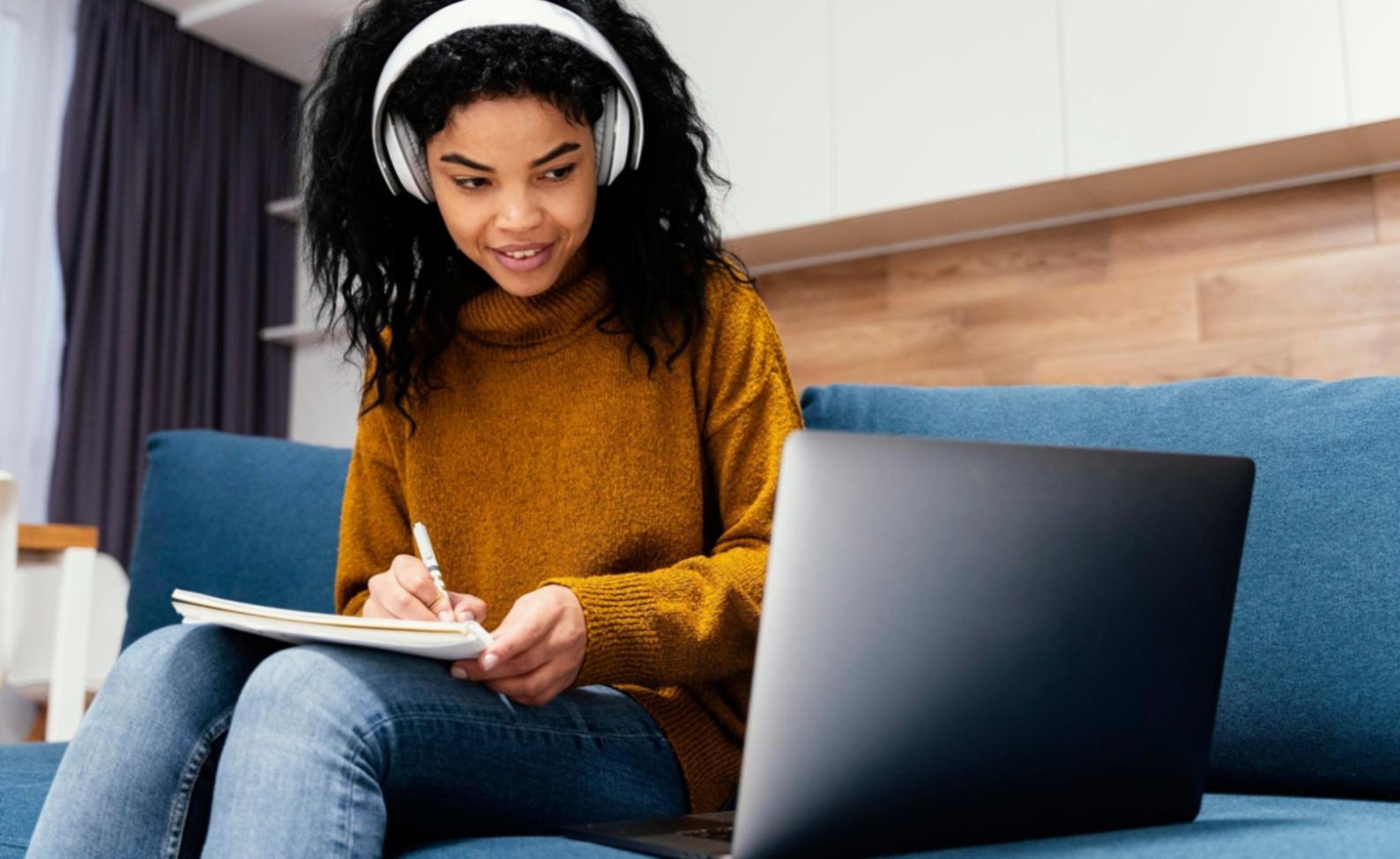 Profesionales analizando documentos financieros en sesión de trabajo colaborativo