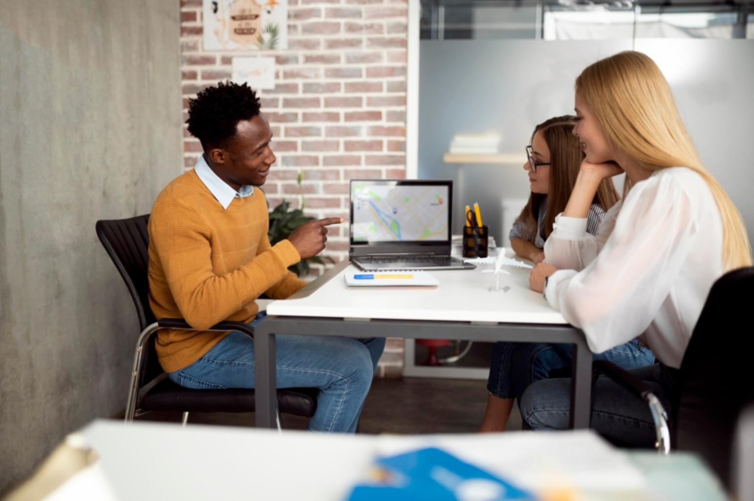 Sesión de formación práctica en comunicación financiera con equipo empresarial